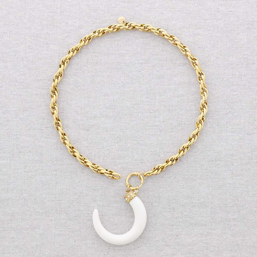 Collar Horn